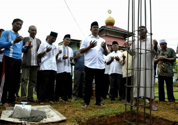Apri Sujadi Melakukan Peletakan Batu Pertama Mesjid At-Taubah