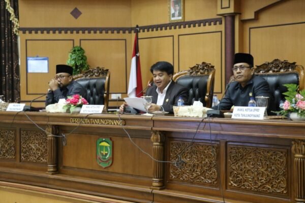 Ade Angga Pimpin Rapat Penandatanganan Kesepakatan Nota KUA & PPAS TA 2016