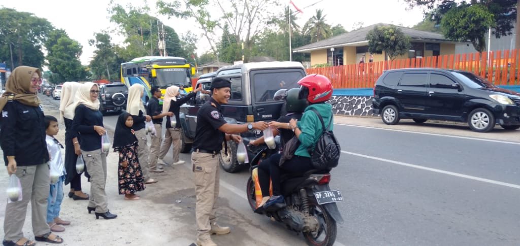 Berbagi Takjil di Hari Jadi Kahfi ke 16