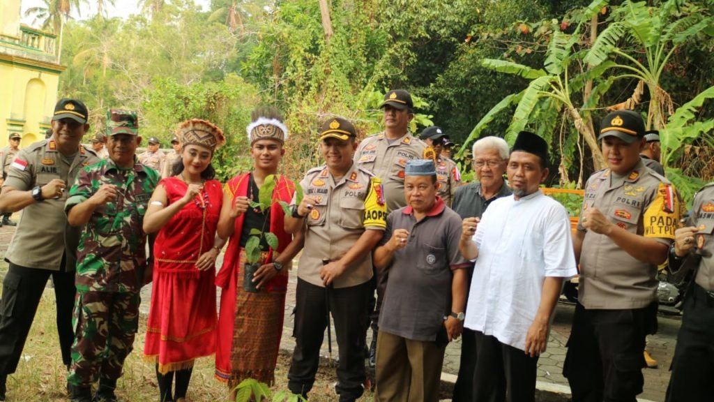 Polres Tanjungpinang Tanam Ratusan Pohon di Pulau Penyengat