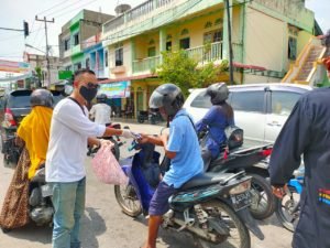Cegah Covid-19, Aspek Bagi Ratusan Masker ke Pengguna Jalan