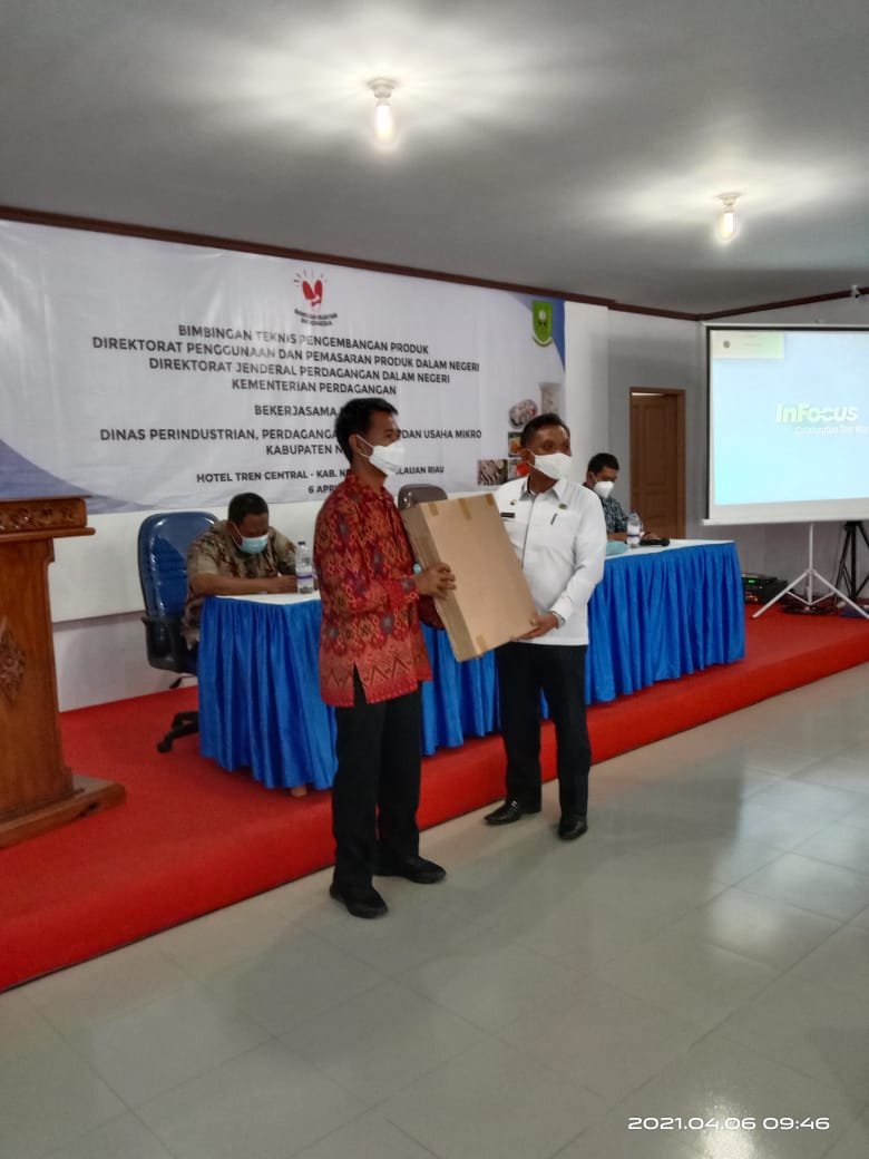 Kadis Perindagkom Natuna Agus Supardi Buka Secara Resmi Bimtek Pengembangan Produk