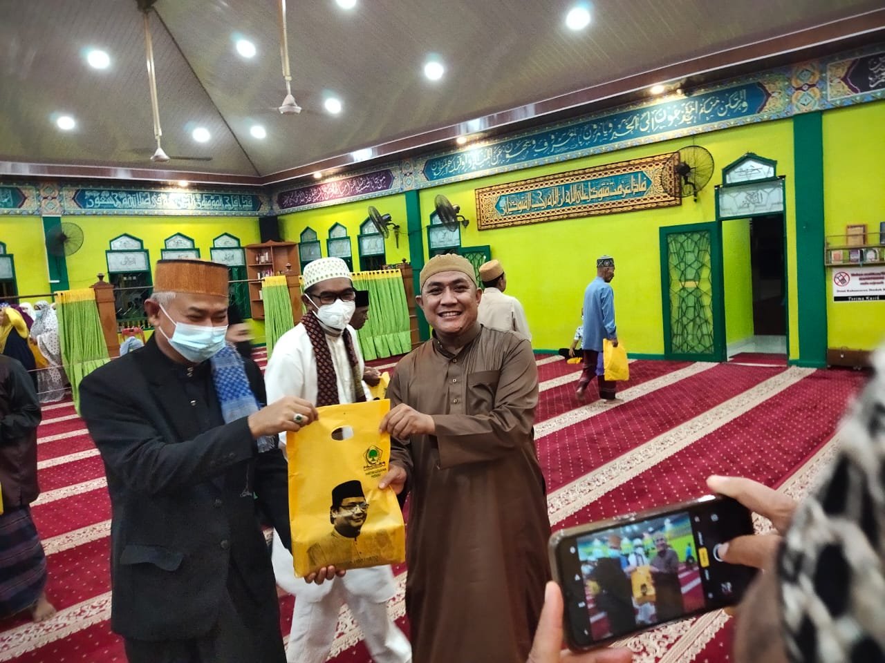 Partai Golkar Bagikan Program Sejuta Sarung di Karimun