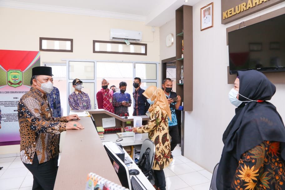 Endang Kunjungi Kantor Lurah dan Puskesmas Untuk Semangati Jajarannya