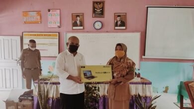 Ketua Komisi I DPRD Natuna Bantu Laptop Ke SDN 002 Batu Bayan