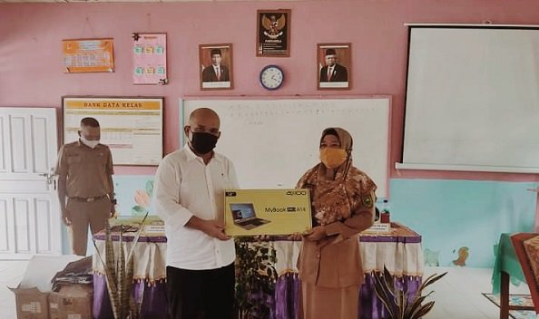 Ketua Komisi I DPRD Natuna Bantu Laptop Ke SDN 002 Batu Bayan