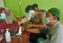 Polres Natuna Salurkan Sembako dan Suntik Vaksin di Desa Sepempang