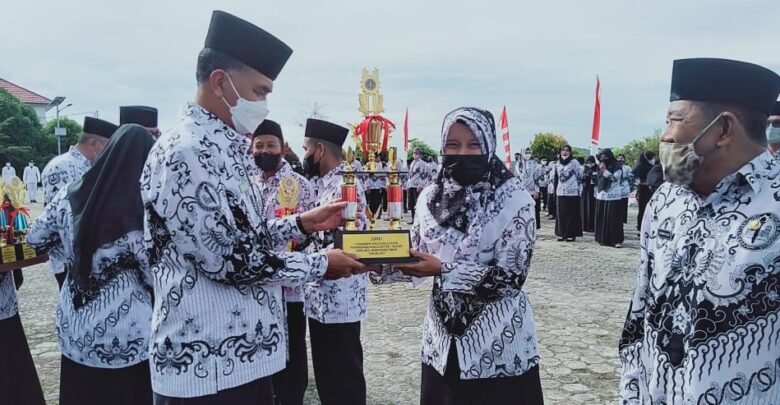 Bupati Natuna Wan Siswandi Pimpin Upacara Hari Guru ke 76