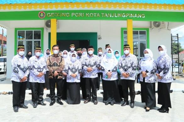 Hari Guru ke 76, Rahma Beri Kado Spesial Gedung PGRI Tanjungpinang