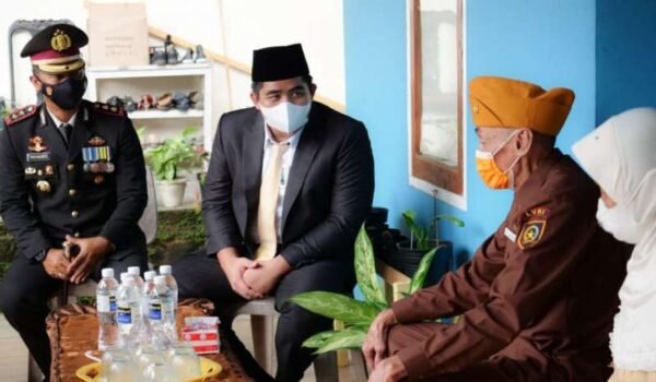 Hari Pahlawan ke 76, Plt Bupati Bintan Kunjungi Veteran