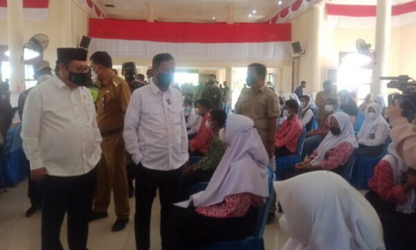 Ketua DPRD Natuna Dampingi Mahfud dan Tito Tinjau Vaksinasi