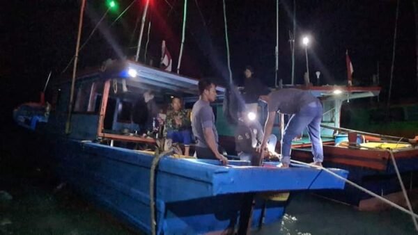 Kapal Nelayan Sepempang Sudah Sandar di Pelabuhan Teluk Baruk