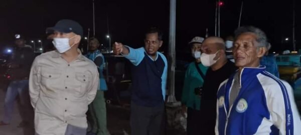 Kapal Nalayan Sepempang Sudah Sandar