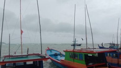 Kapal Nelayan Sepempang Hanyut Kelaut Perbatasan Serawak Malaysia