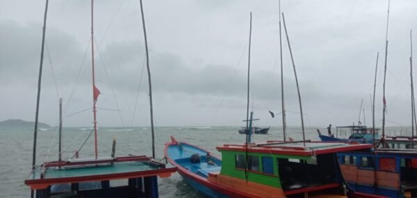 Kapal Nelayan Sepempang Hanyut Kelaut Perbatasan Serawak Malaysia