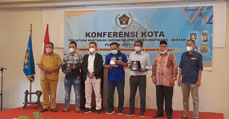 PWI Beri Penghargaan Untuk Tiga Wartawan Berprestasi