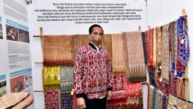 Presiden Jokowi Beli Jaket Bomber Motif Khas Dayak Sintang