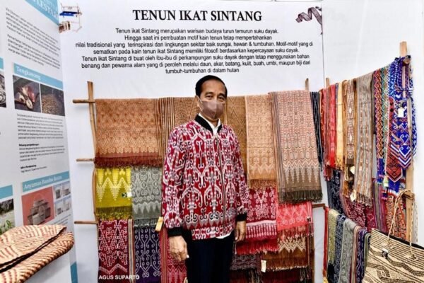 Presiden Jokowi Beli Jaket Bomber Motif Khas Dayak Sintang