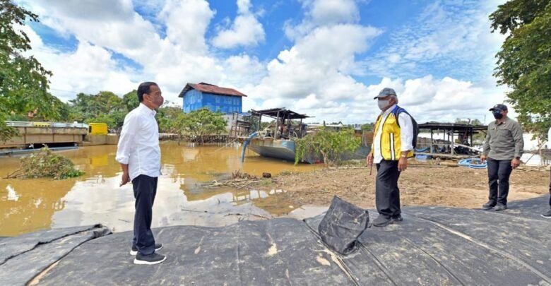 Presiden Jokowi Tinjau Pembangunan Tanggul Pengendali Banjir