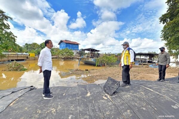 Presiden Jokowi Tinjau Pembangunan Tanggul Pengendali Banjir