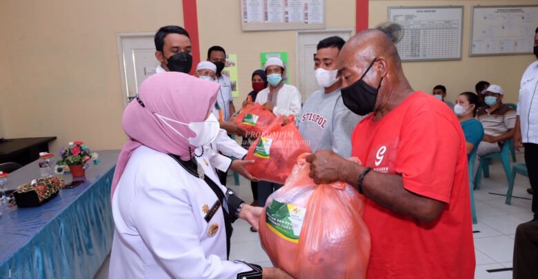 Rahma Serahkan Bantuan Alat Tangkap Untuk Nelayan Kampung Bulang