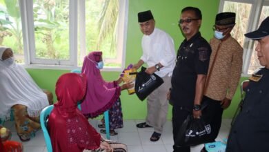 30 Lansia Desa Sepempang Terima Paket Sembako