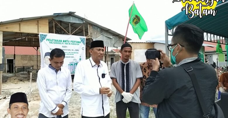 Irwansyah Letakkan Batu Pertama Musholla Ricci 3 Sekupang