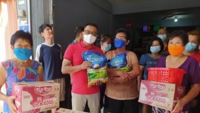 Keluarga Besar Bengkel Bintan Mobil Berbagi Paket Imlek ke Warga
