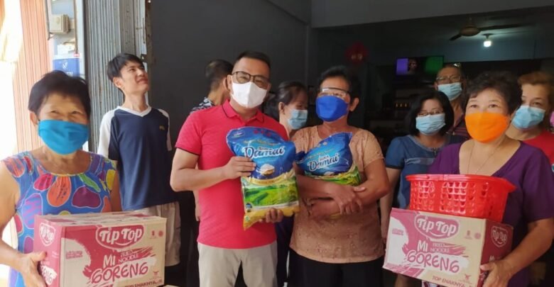 Keluarga Besar Bengkel Bintan Mobil Berbagi Paket Imlek ke Warga