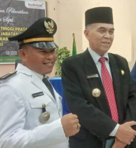 Camat Kecamatan Bunguran Selatan yang Baru di Lantik, SUPARDI, S.Pd.I Foto Bersama Bupati Natuna, Wan Siswandi, Sos., M. Si.