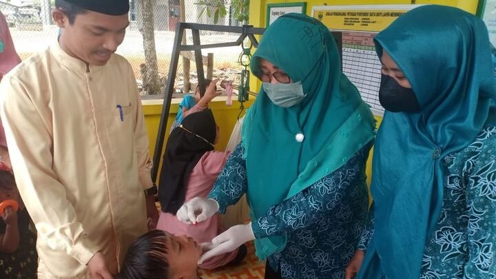 TP PKK Kecamatan Lingga Beri Layanan Kesehatan Balita di Desa Panggak Laut