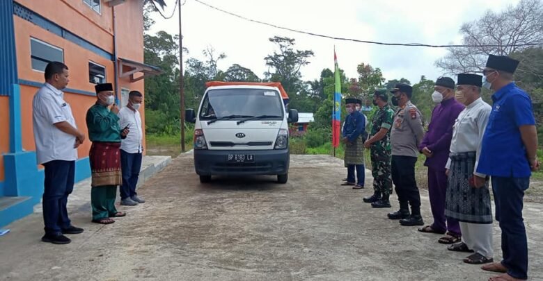 Bupati Lingga Lepas Pendistribusian Air Minum Dalam Kemasan "Gunung Daik"