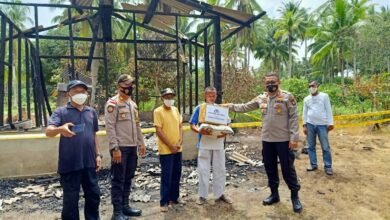 Polres Natuna Kunjungi Korban Kebakaran dan Bagikan Paket Sembako