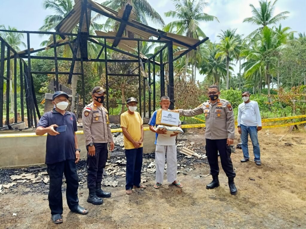 Polres Natuna Kunjungi Korban Kebakaran dan Bagikan Paket Sembako
