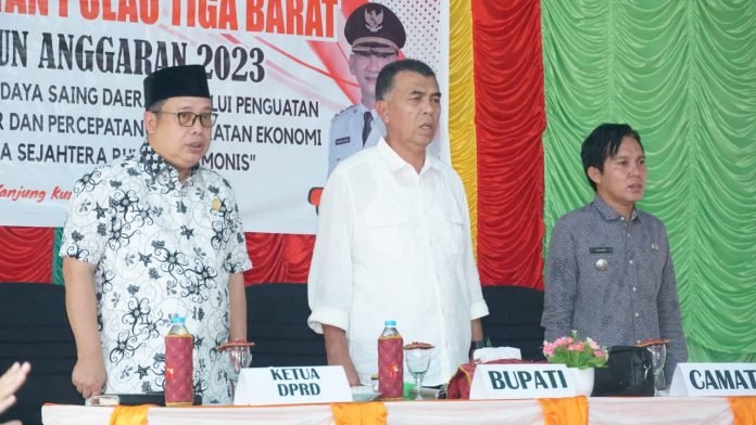 Bupati Natuna, Ketua DPRD Natuna dan Camat Pultibar, Menyanyikan Lagu Indonesia Raya Pada Pembukaan Musrenbang Kecamatan Pultibar