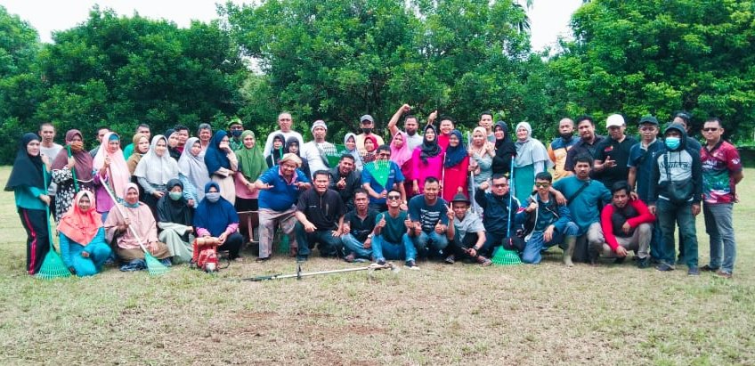 Foto Bersama Usai Melaksanakan Gotong Royong Lapangan Bola di Sebadai Hulu