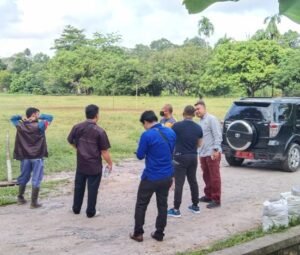 Terlihat Kadis Kominfo, Baju Silver Bersama Rekan-rekan Pers Antusias Mengikuti Goro di Sebadai Hulu 