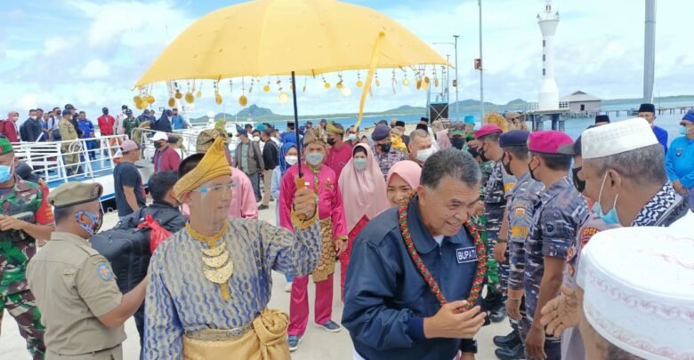 Antusias Warga Serasan Padati Dermaga Sambut Kungker Bupati dan Wakil Bupati Natuna