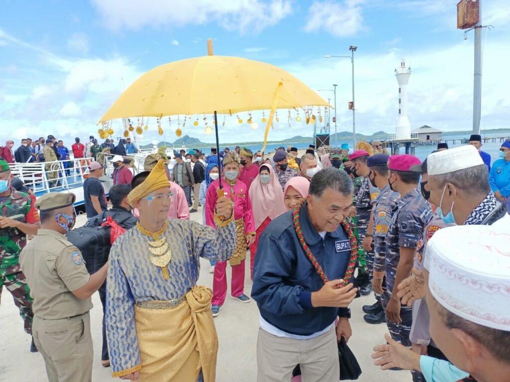 Antusias Warga Serasan Padati Dermaga Sambut Kungker Bupati dan Wakil Bupati Natuna