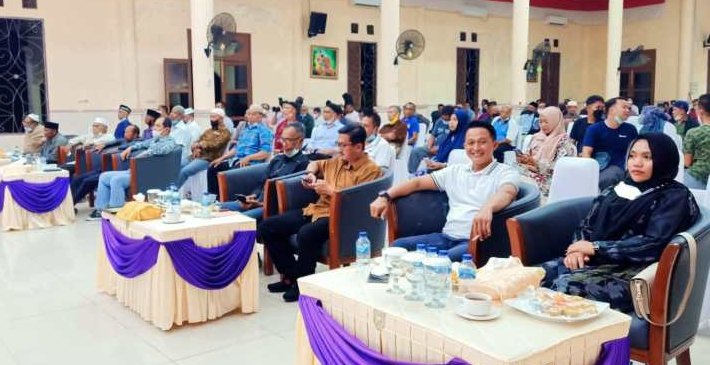 Tamu Undangan, Sekda Natuna Baju Batik Anggota DPRD Natuna dari Golkar Eri Marka, Baju Putih dan Undangan Lainnya Saat Menghadiri Mubes IKABRATAM di Gedung Sri Serindit Batu Hitam Ranai Kabupaten Natuna Provinsi Kepulauan Riau