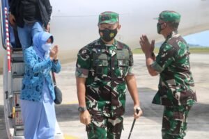 Kolonel Pnb Jajang Setiawan, S.M., M.Han., PSC (J) Saat Tiba di Bandara Lanud RSA Natuna Bersama Istri