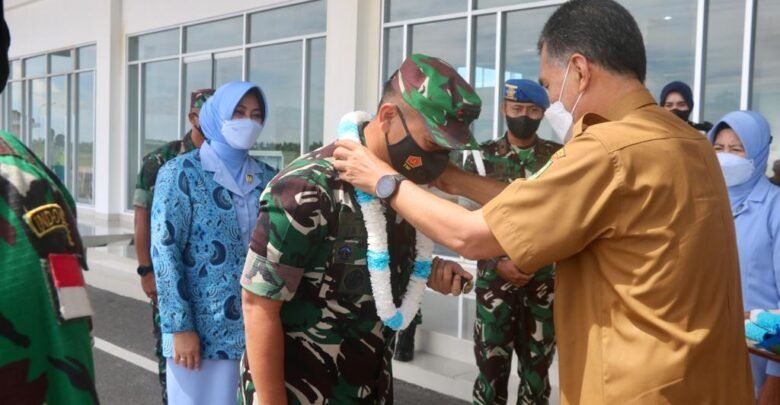 Wan Siswandi Sambut Danlanud RSA Baru di Bandara Lanud RSA Natuna