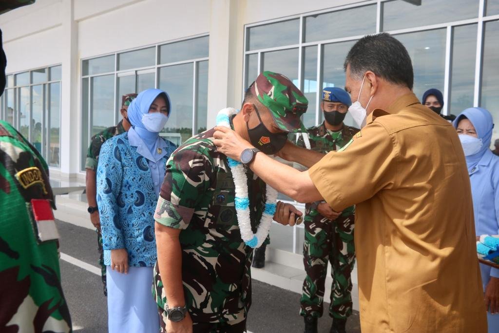 Wan Siswandi Sambut Danlanud RSA Baru di Bandara Lanud RSA Natuna