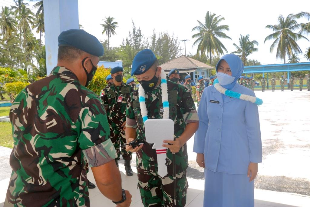 Penyerahan Secara Simbolis Kunci Ruangan Kerja Kepada Komandan Lanud RSA Natuna Yang Baru