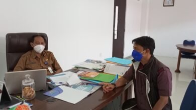 Kadiskes Natuna, H. Hikmat Aliansah (Bajudinas) Bersama K.A Biro Lihatkepri.com, Mhd. Amin Saat Berbincang-bincang diruang Kerjanya Jln Batu Sisir Bukit Arai Kabupaten Natuna Provinsi Kepulauan Riau