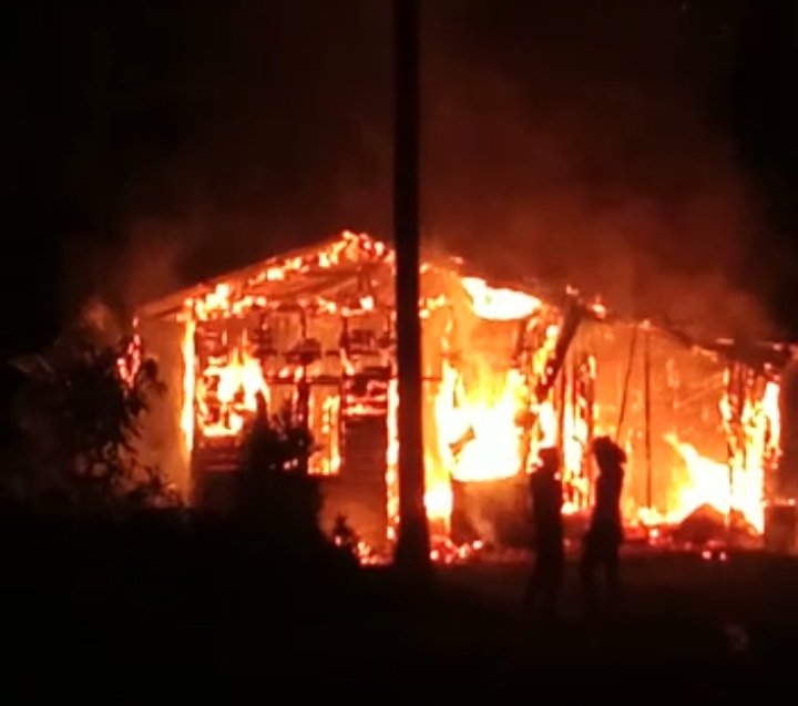 Sijago Merah Melalap Rumah Fauzi (40) Warga Hutan Tebal Desa Tanjung