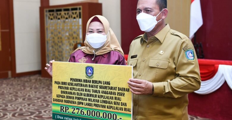 Ansar Ahmad Serahkan Bantuan Hibah Pemprov Kepri Tahun 2022