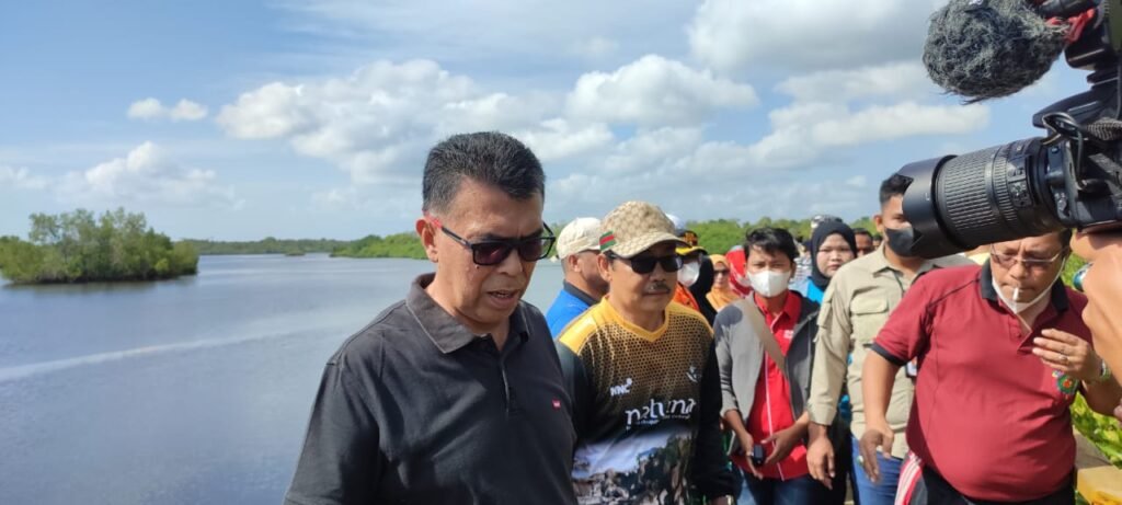 Wan Siswandi, Kagumi Taman Wisata Mangrove Pering Saat Mengunjungi Jembatan Wisata Mangrove