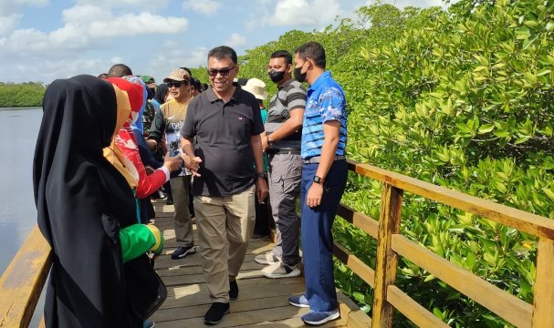 Bupati Natuna dan Beberapa OPD Menyusuri Jembatan Taman Wisata Mangrove Pering