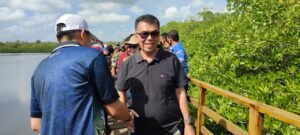 Wan Siswandi, Bersama Rombongan OPD Menyusuri Jembatan Wisata Mangrove Pering